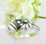 Sterling silver ring with flower and line decor