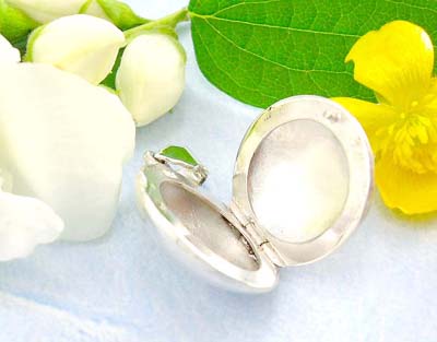 Direct Supplier of jewelry costume fashion plain circle shape locket pendant design in sterling silver      