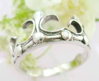 Scream gift idea sterling silver with crown shape and wave decor each side   